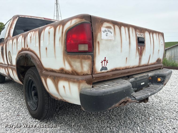 image for item EI5917 2001 Chevrolet S10 pickup truck