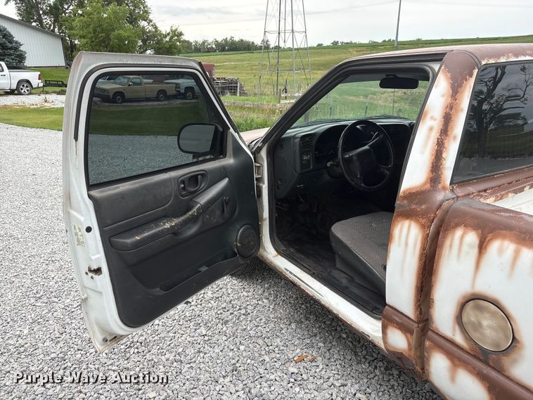 image for item EI5917 2001 Chevrolet S10 pickup truck
