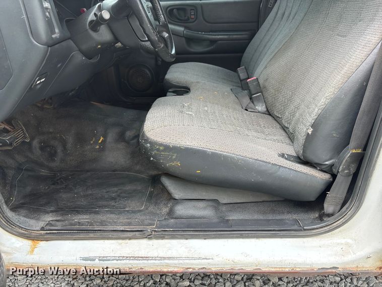 image for item EI5917 2001 Chevrolet S10 pickup truck
