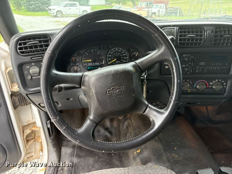 image for item EI5917 2001 Chevrolet S10 pickup truck