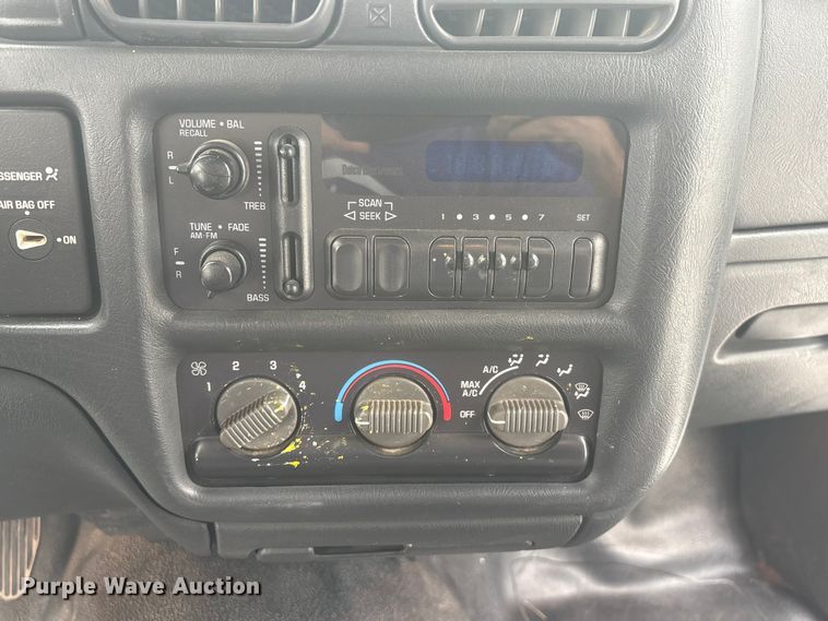 image for item EI5917 2001 Chevrolet S10 pickup truck