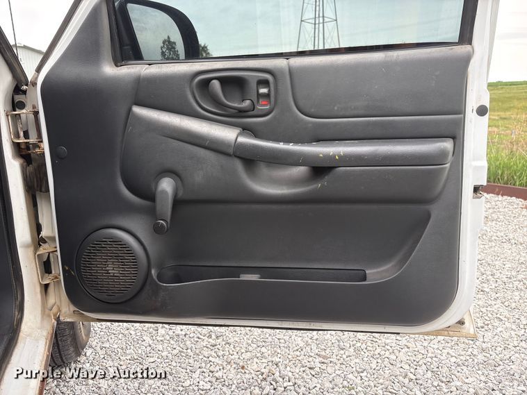 image for item EI5917 2001 Chevrolet S10 pickup truck