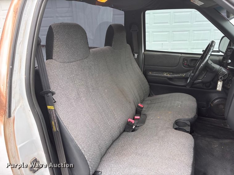 image for item EI5917 2001 Chevrolet S10 pickup truck