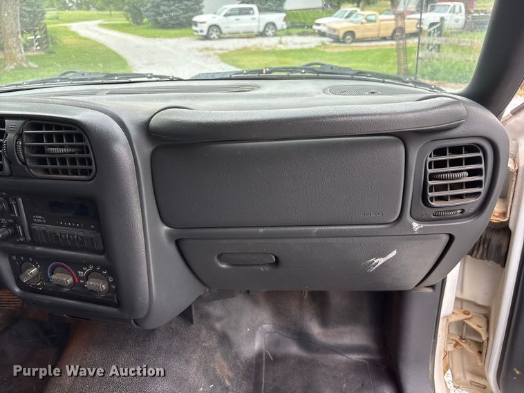 image for item EI5917 2001 Chevrolet S10 pickup truck
