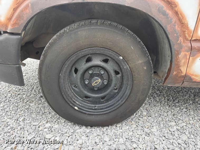 image for item EI5917 2001 Chevrolet S10 pickup truck