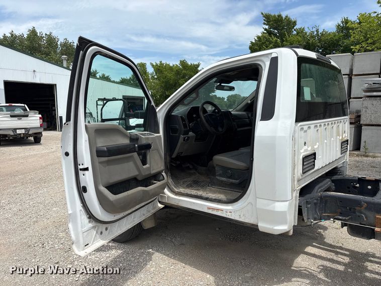 image for item EN0386 2020 Ford F550 Super Duty truck cab and chassis