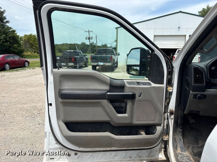image for item EN0386 2020 Ford F550 Super Duty truck cab and chassis