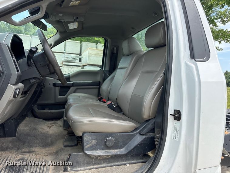 image for item EN0386 2020 Ford F550 Super Duty truck cab and chassis