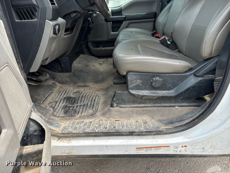 image for item EN0386 2020 Ford F550 Super Duty truck cab and chassis