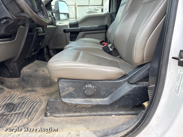 image for item EN0386 2020 Ford F550 Super Duty truck cab and chassis
