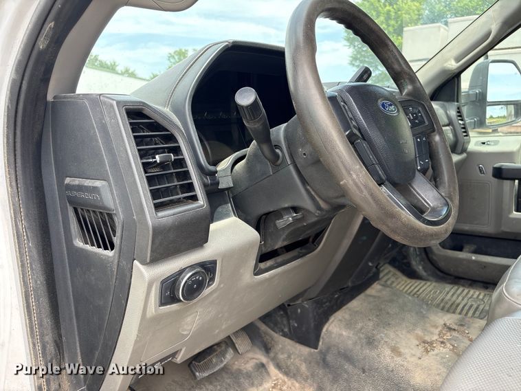 image for item EN0386 2020 Ford F550 Super Duty truck cab and chassis