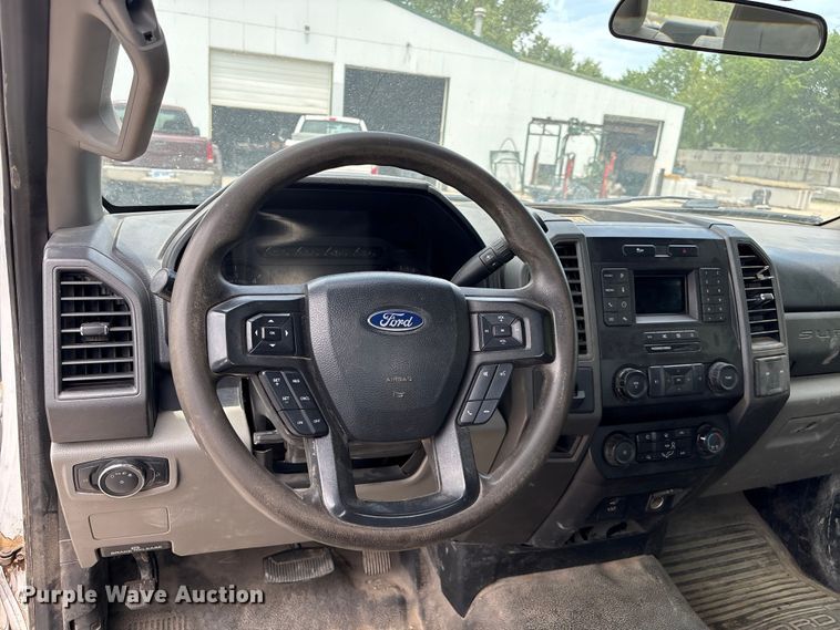 image for item EN0386 2020 Ford F550 Super Duty truck cab and chassis