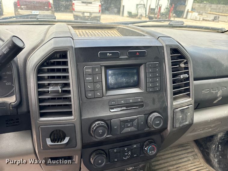 image for item EN0386 2020 Ford F550 Super Duty truck cab and chassis
