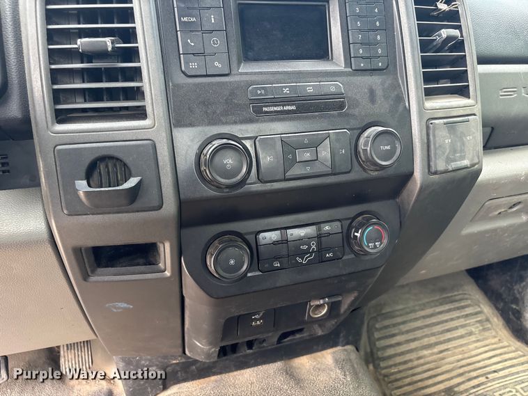 image for item EN0386 2020 Ford F550 Super Duty truck cab and chassis