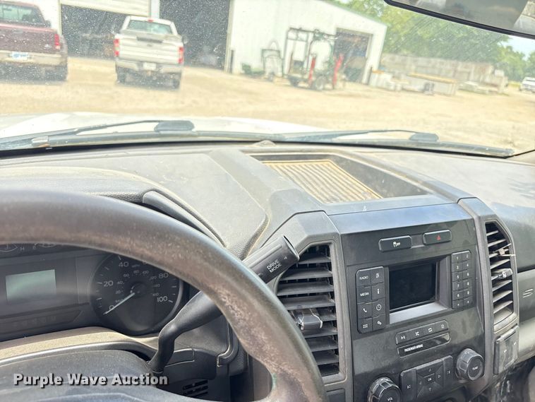 image for item EN0386 2020 Ford F550 Super Duty truck cab and chassis