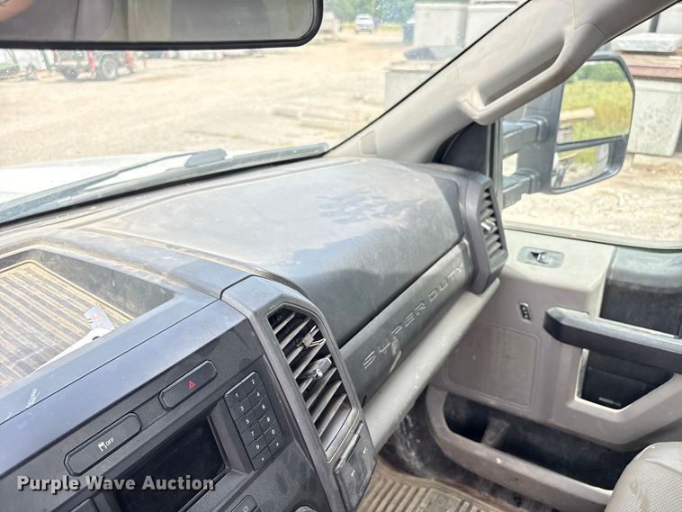 image for item EN0386 2020 Ford F550 Super Duty truck cab and chassis