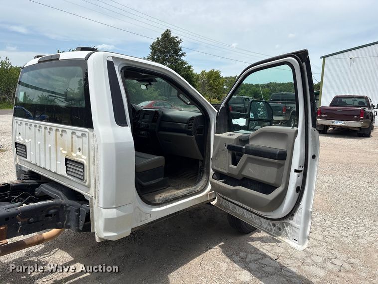 image for item EN0386 2020 Ford F550 Super Duty truck cab and chassis