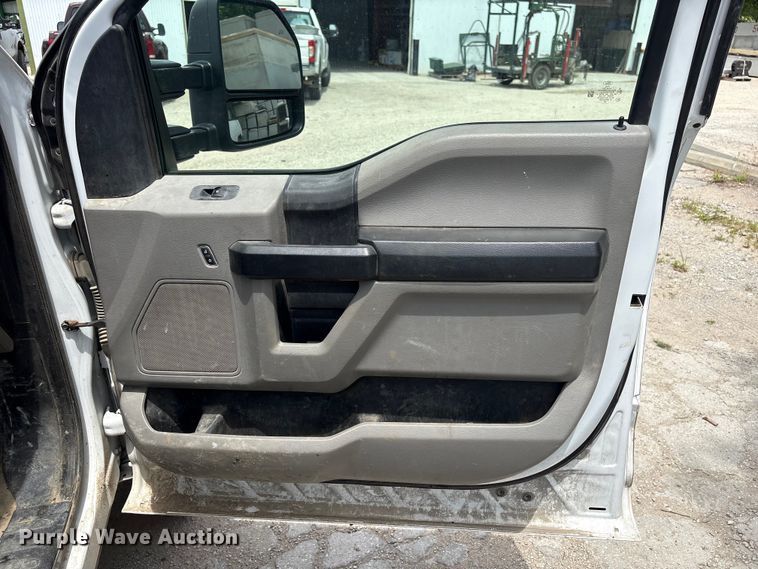 image for item EN0386 2020 Ford F550 Super Duty truck cab and chassis