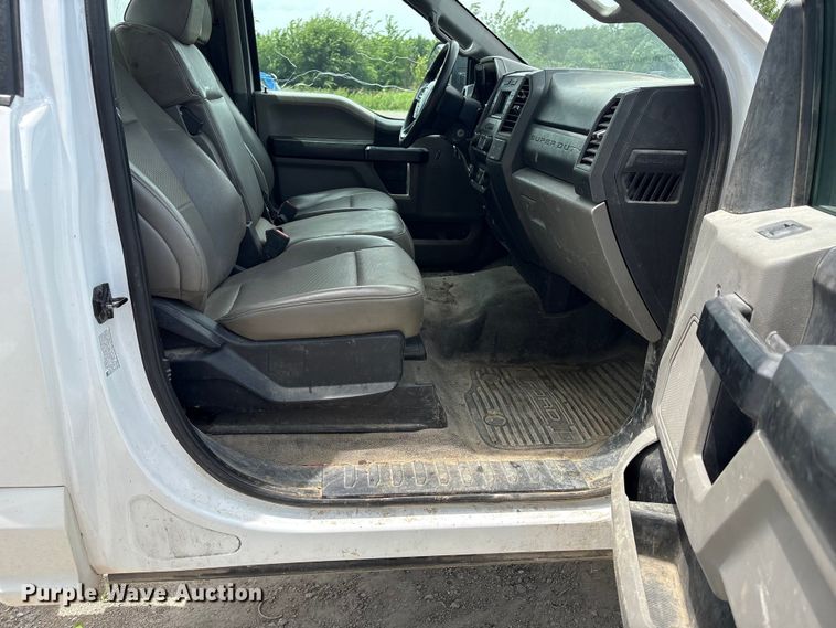 image for item EN0386 2020 Ford F550 Super Duty truck cab and chassis