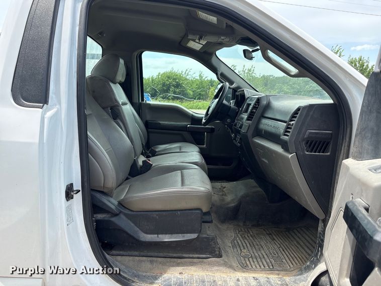 image for item EN0386 2020 Ford F550 Super Duty truck cab and chassis