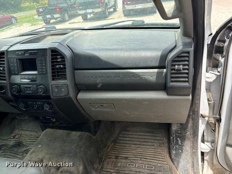image for item EN0386 2020 Ford F550 Super Duty truck cab and chassis