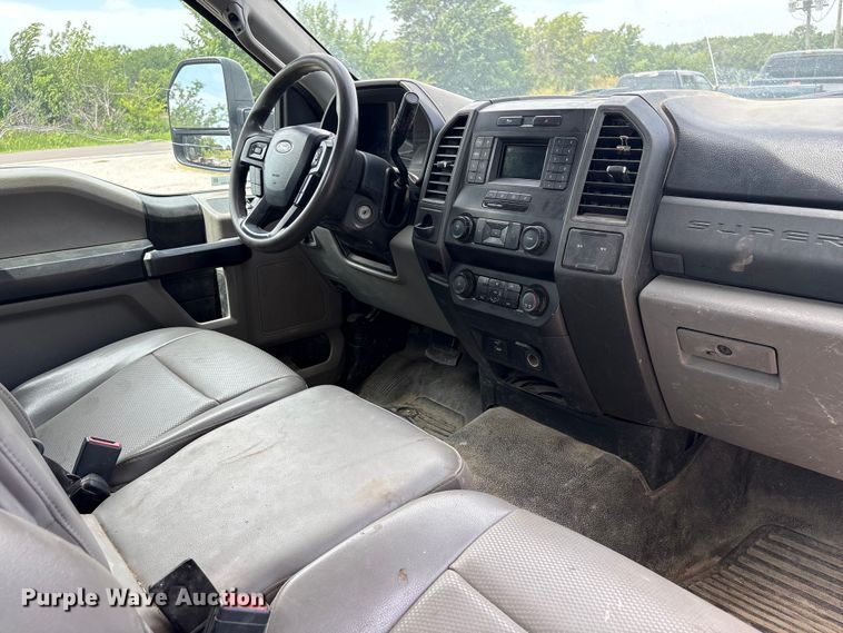 image for item EN0386 2020 Ford F550 Super Duty truck cab and chassis