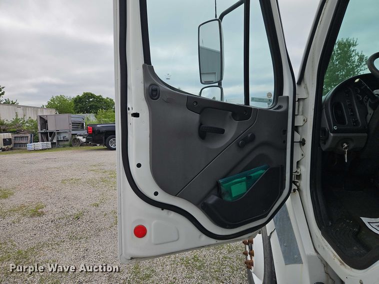 image for item EO7282 2006 Freightliner  Business Class M2 box truck