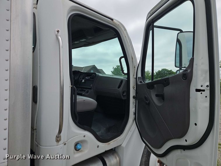 image for item EO7282 2006 Freightliner  Business Class M2 box truck