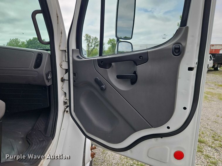 image for item EO7282 2006 Freightliner  Business Class M2 box truck