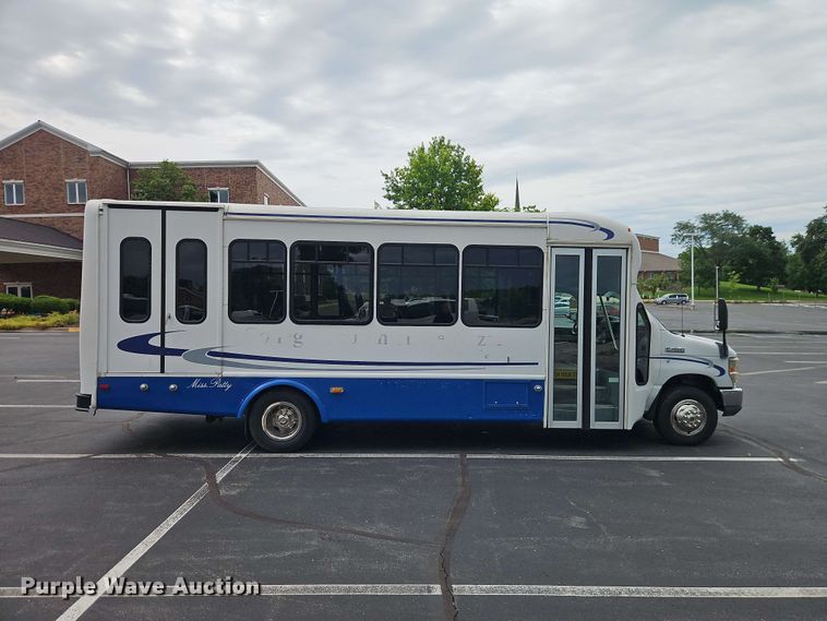 image for item EO8512 2011 Ford E-450 shuttle bus