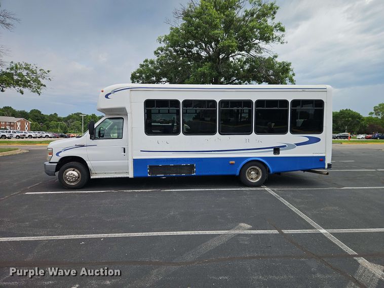 image for item EO8512 2011 Ford E-450 shuttle bus