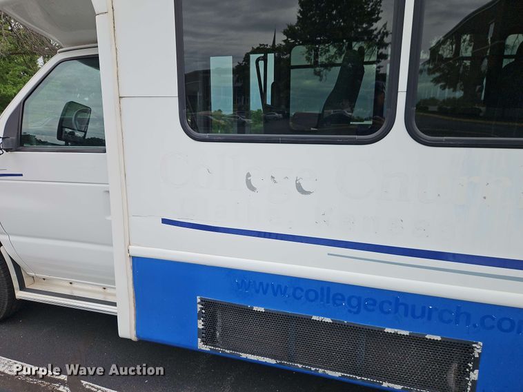 image for item EO8512 2011 Ford E-450 shuttle bus