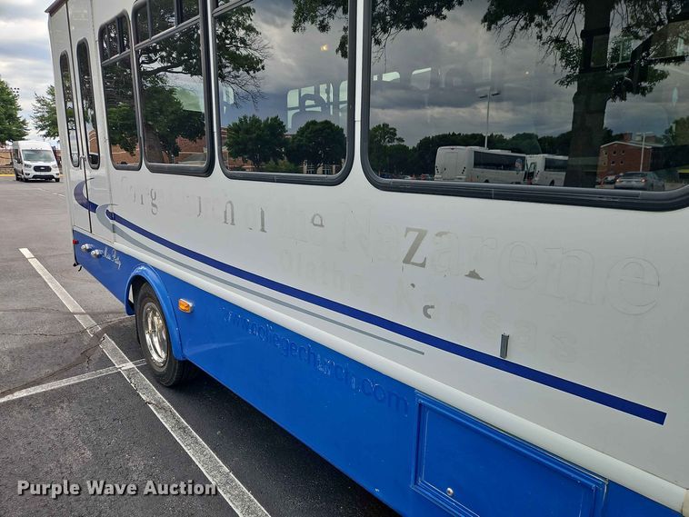 image for item EO8512 2011 Ford E-450 shuttle bus