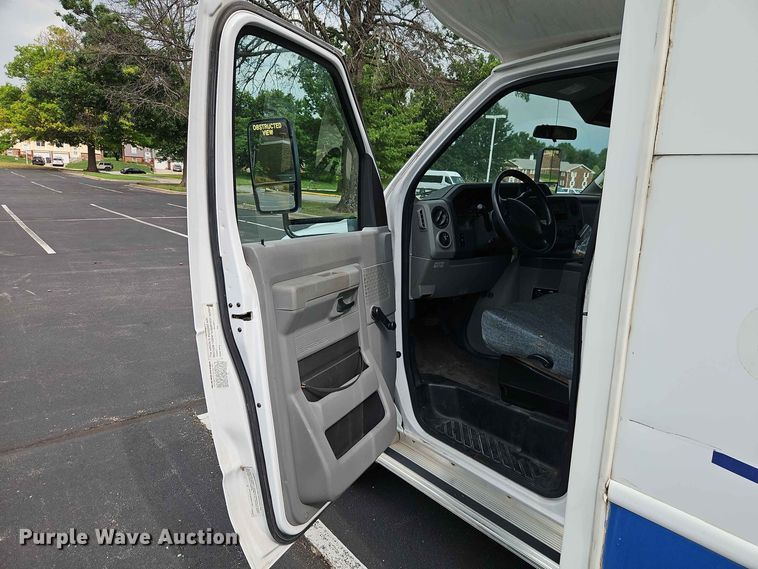 image for item EO8512 2011 Ford E-450 shuttle bus