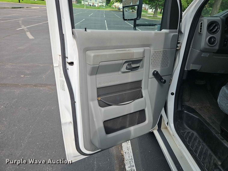 image for item EO8512 2011 Ford E-450 shuttle bus