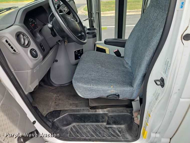 image for item EO8512 2011 Ford E-450 shuttle bus