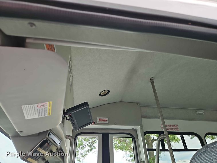 image for item EO8512 2011 Ford E-450 shuttle bus