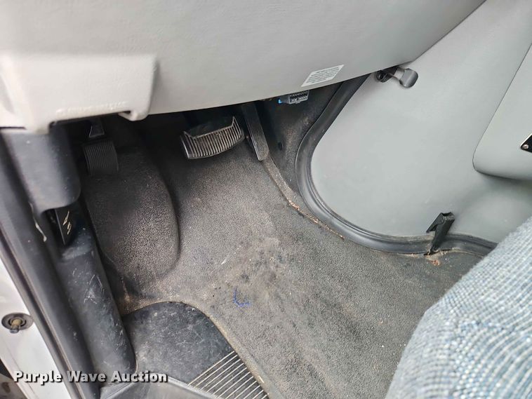 image for item EO8512 2011 Ford E-450 shuttle bus