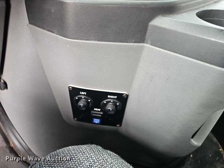 image for item EO8512 2011 Ford E-450 shuttle bus