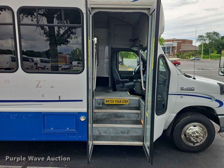 image for item EO8512 2011 Ford E-450 shuttle bus