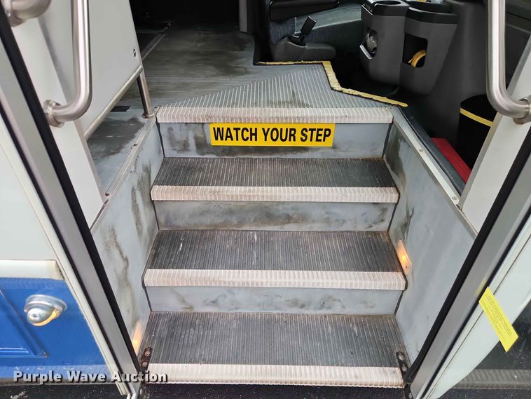 image for item EO8512 2011 Ford E-450 shuttle bus