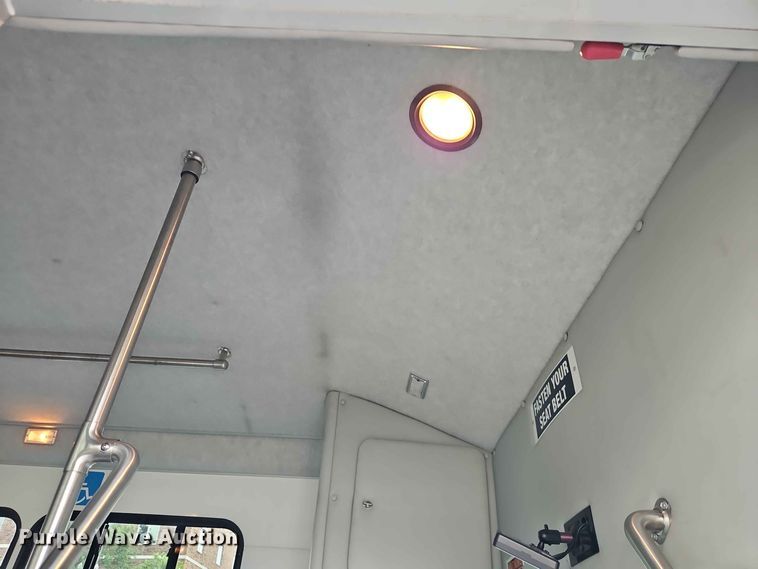 image for item EO8512 2011 Ford E-450 shuttle bus
