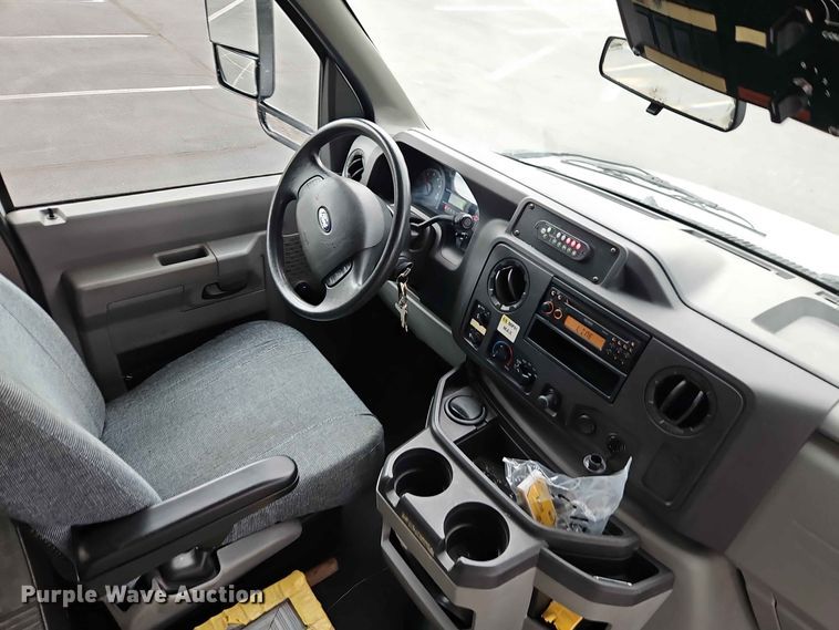 image for item EO8512 2011 Ford E-450 shuttle bus