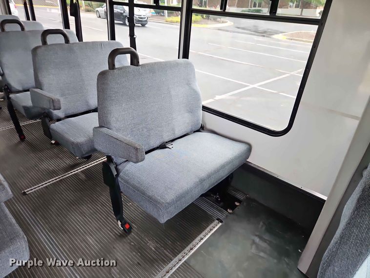 image for item EO8512 2011 Ford E-450 shuttle bus