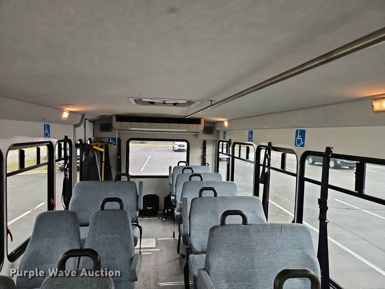 image for item EO8512 2011 Ford E-450 shuttle bus