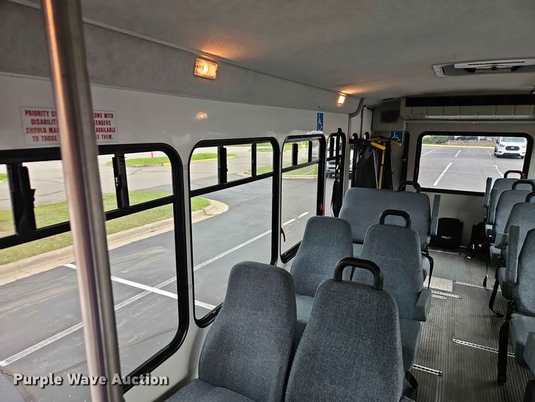 image for item EO8512 2011 Ford E-450 shuttle bus