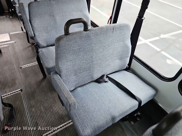 image for item EO8512 2011 Ford E-450 shuttle bus