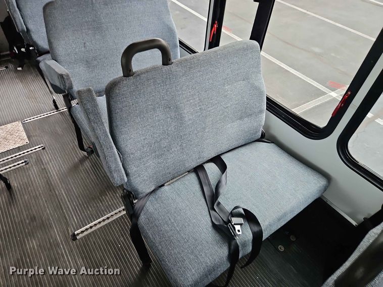 image for item EO8512 2011 Ford E-450 shuttle bus