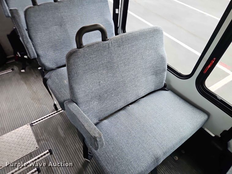 image for item EO8512 2011 Ford E-450 shuttle bus