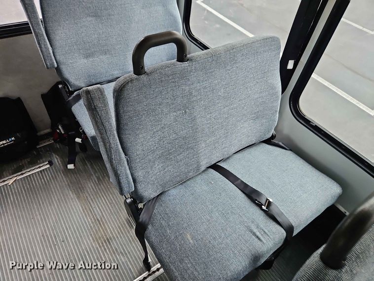 image for item EO8512 2011 Ford E-450 shuttle bus